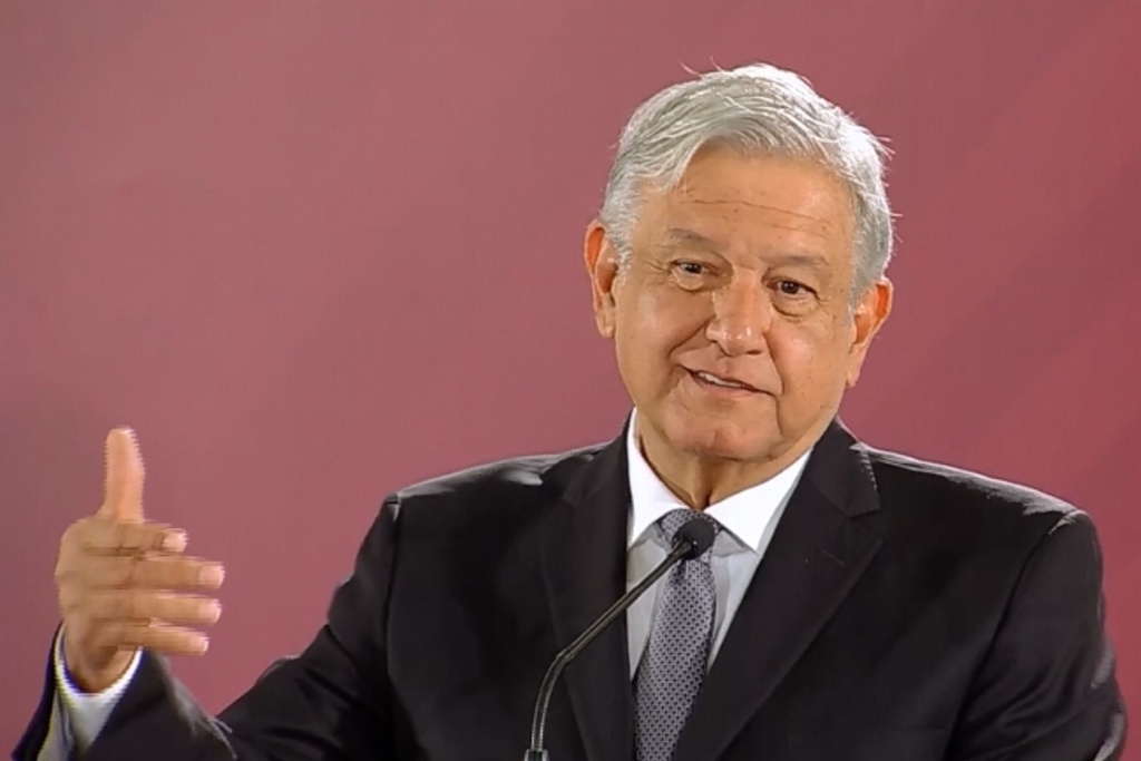 Confirma AMLO que buques-tanques de combustibles están a la espera para descargar