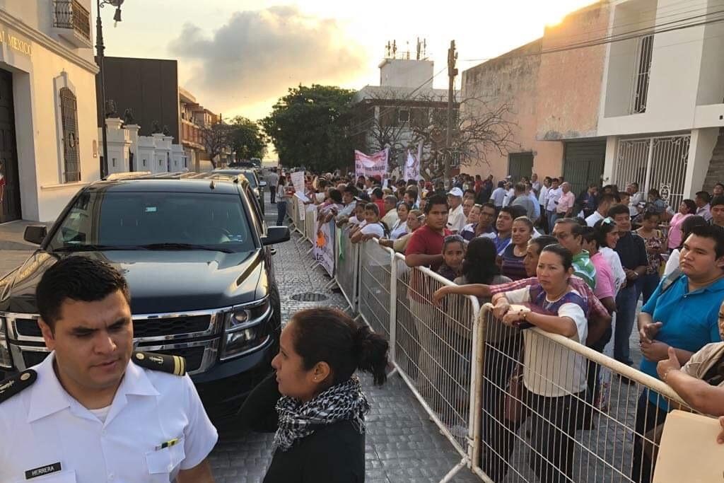 Seis grupos de manifestantes protestan afuera de conferencia de AMLO, en Veracruz