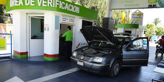 Menos de la mitad de vehículos han cumplido con la verificación vehicular: Sedema
