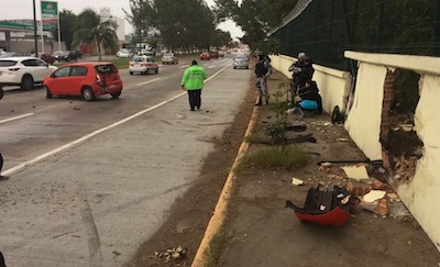 Auto se impacta contra una barda en bulevar Fidel Velázquez de Veracruz
