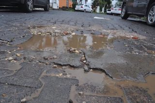 Rota desde hace 8 meses red de drenajes en colonia Agua Santa y Américo ya no responde