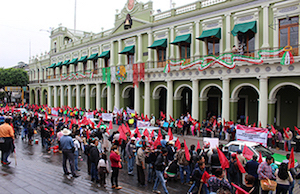 Con cadena humana, Antorcha Campesina exige conclusión de obras