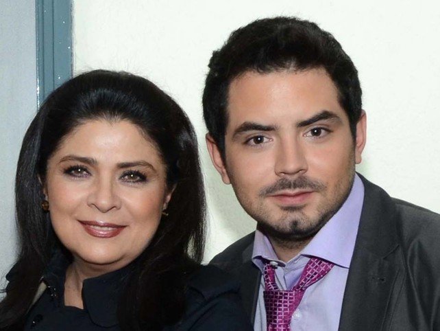 José Eduardo Derbez alquila los vestidos de su mamá, Victoria Ruffo