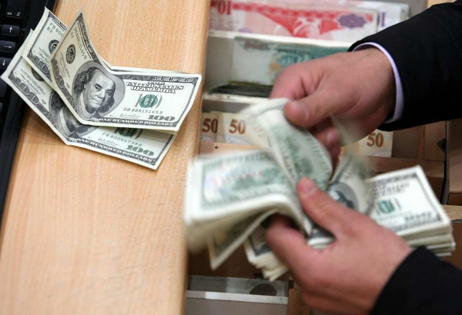Dólar se vende en 17.95 pesos en aeropuerto capitalino