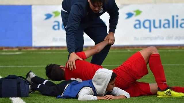 Niño recogebalones auxilia a jugador que se quedó sin aire
