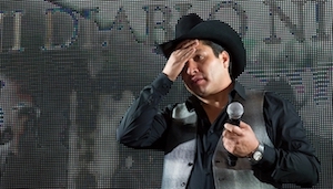 Julión Álvarez vive penoso momento durante concierto
