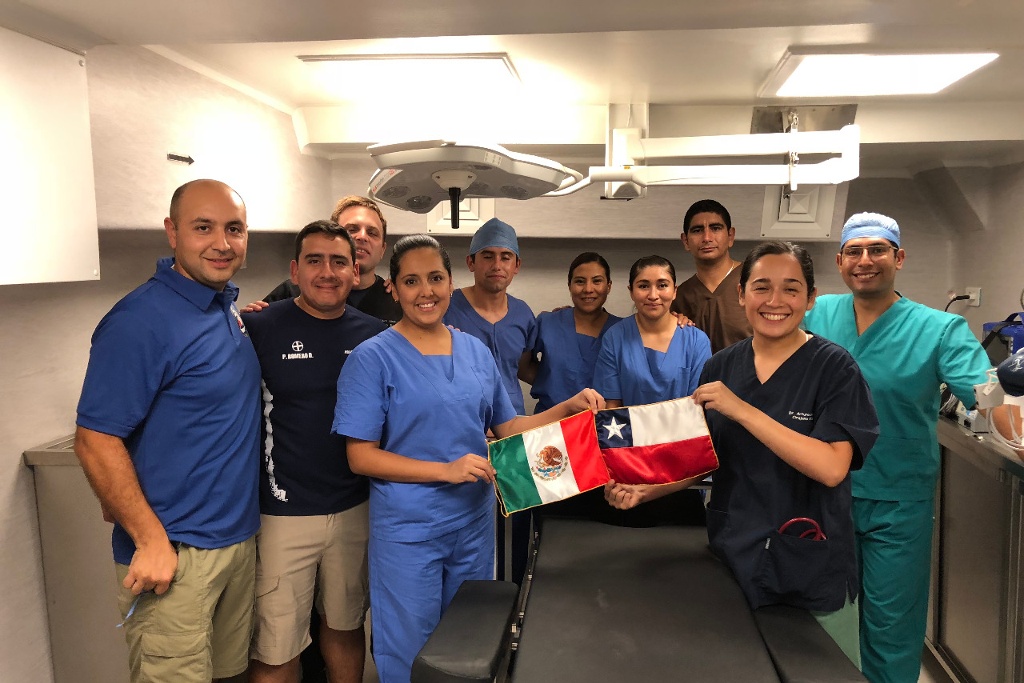 Médicos del Cuauhtémoc operan de apendicitis, en altamar, a marino chileno, tras Festival Velas Veracruz 2018