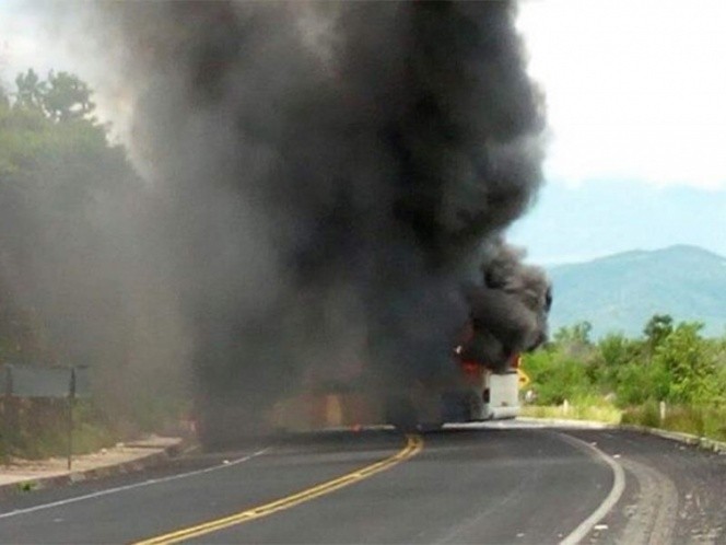 Hombres armados incendian autobús de pasajeros en Guerrero