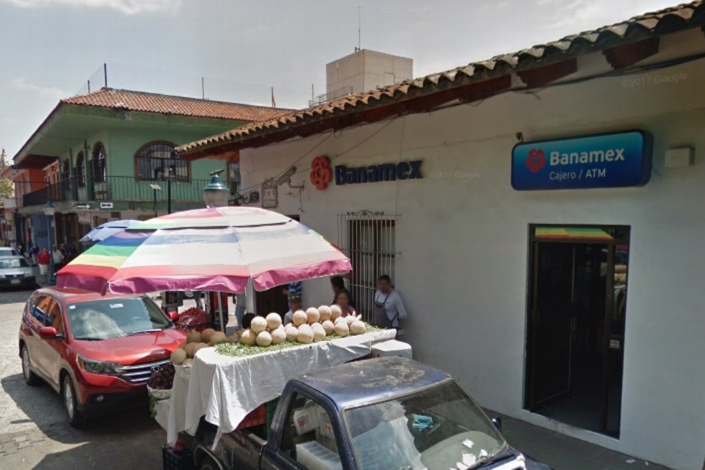 Asaltan banco en Coatepec, Veracruz; los delincuentes rociaron con gasolina a clientes
