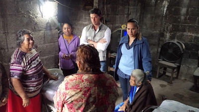 Lleva DIF alimentos y cobertores a señoras desamparadas en colonia Las Granjas, Veracruz