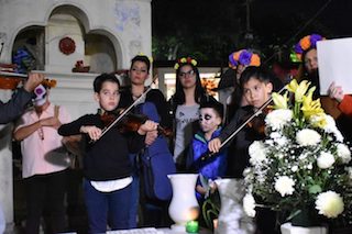 Con cánticos, comida y bebida, en Naolinco se recuerda a la almas benditas
