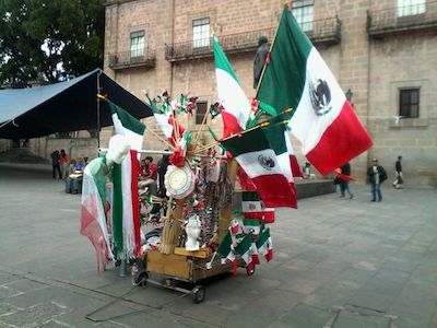 Vendedores de artículos patrios reportan baja del 80% en ventas