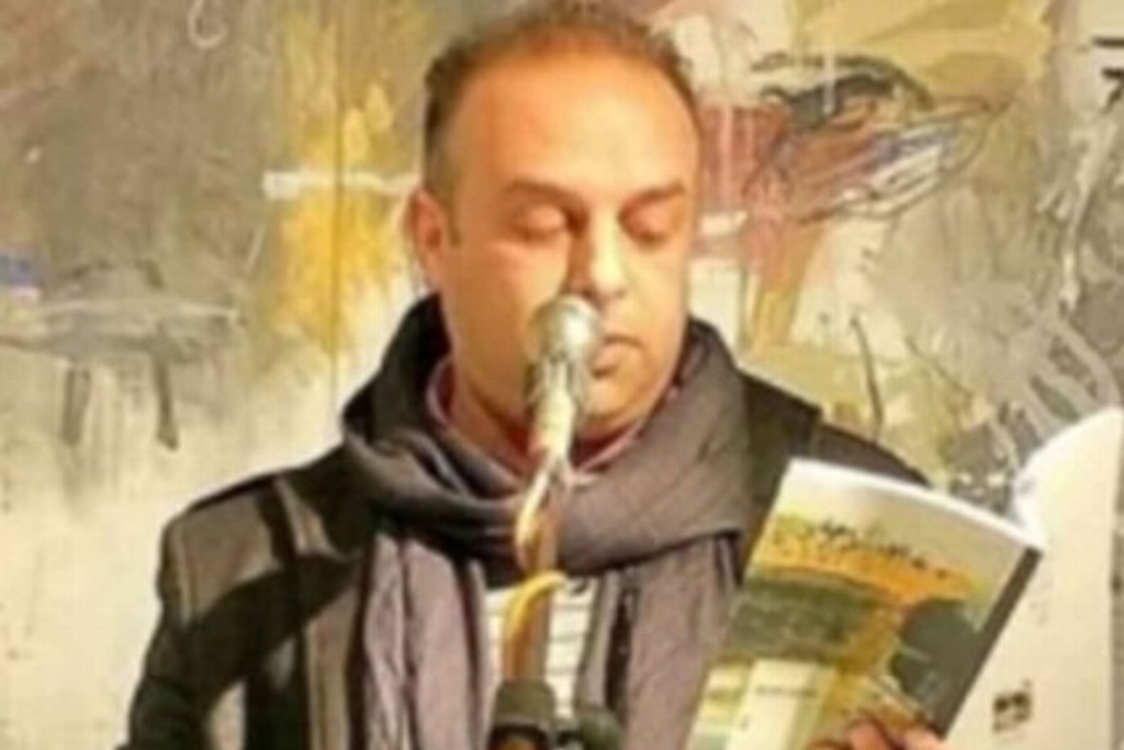 Muere poeta electrocutado al tomar micrófono defectuoso