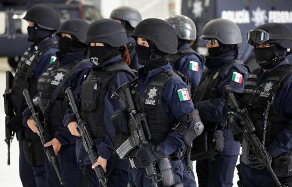 Por deuda a hoteles elementos de la Policía Federal duermen en la calle