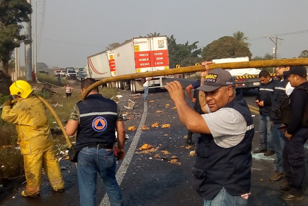 Vuelca tráiler con pollos en carretera La Tinaja; muere una persona calcinado (+fotos)