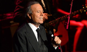 Presentan demanda de paternidad contra Julio Iglesias