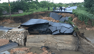 Cierran carretera Ciudad Alemán-Sayula por hundimiento en Oaxaca