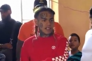 Rapero ''6ix9ine'' viajó a Puebla para visitar a su familia y regaló dinero (+Video)