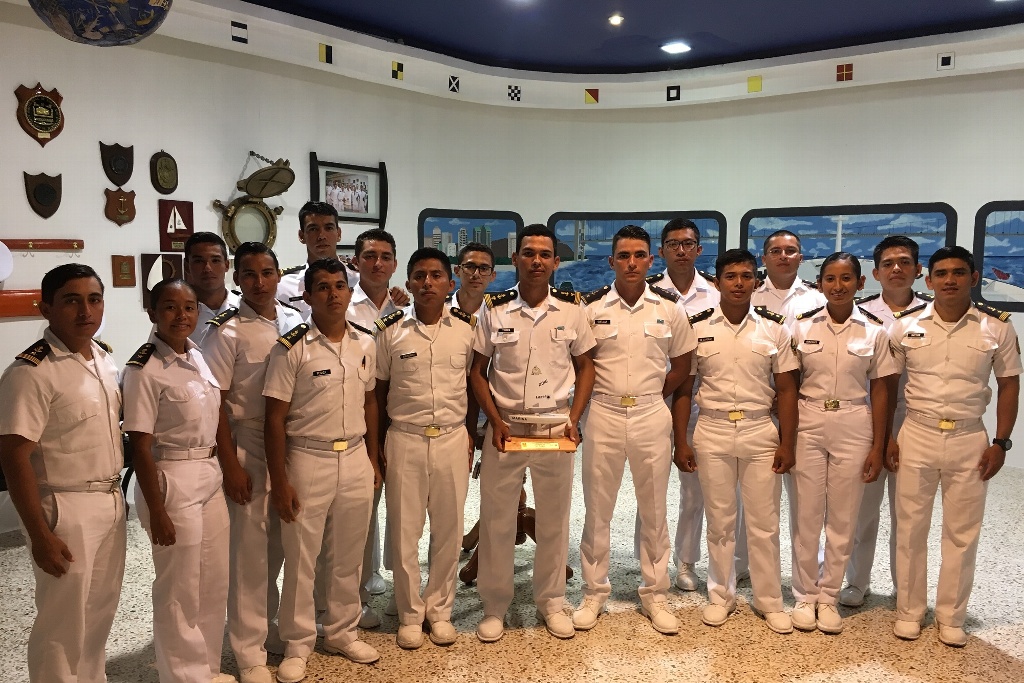 Alumnos de la Escuela Náutica Mercante ganan primer lugar en regata de la Heroica Escuela Naval Militar
