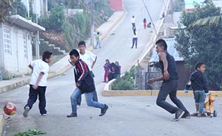 Como chalanes, niños indígenas de Veracruz laboran en la CDMX