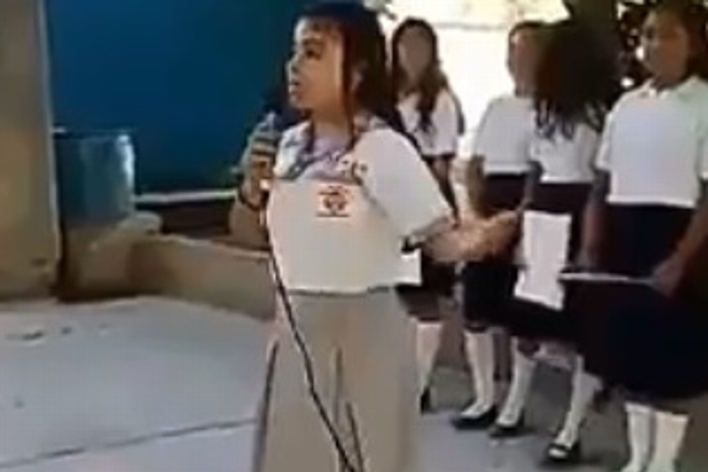 Se viraliza niña declamando poema con frases de AMLO (+Video)