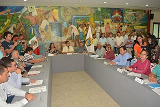 Oposición cuestiona a alcalde de Coatzacoalcos por distribución de comisiones