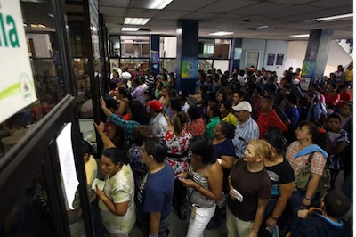 Reciben burócratas de IMSS, SEP, CFE y Pemex apoyos y gratificaciones por más de 55 mil mdp