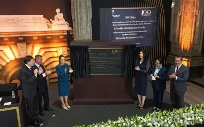 Banxico celebra 100 años con moneda de plata; Sheinbaum destaca ‘estabilidad económica’