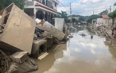 Aún hay 12 comunidades incomunicadas tras inundaciones en Veracruz; avanza limpieza