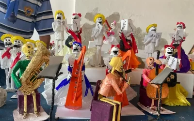 Con papel y engrudo, Milburgo Treviño crea figura de Agustín Lara tocando piano y coro monumental