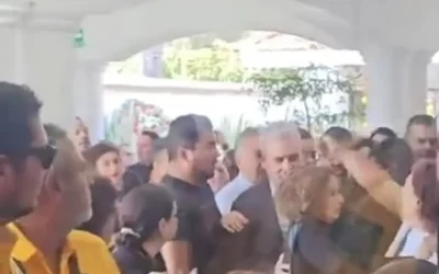 Polémica por mujer que golpea al gobernador de Michoacán en funeral de Carlos Manzo (+Video)