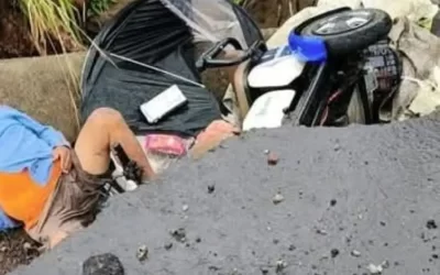 Socavón se traga a hombre que viajaba en triciclo eléctrico; esto se sabe