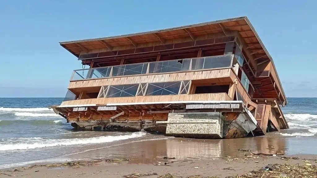 Regresa a Tuxpan el restaurante flotante que se llevó la inundación al norte de Veracruz