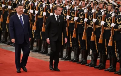 Llega Emmanuel Macron a Beijing en su visita de Estado a China