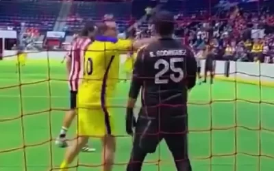 Cuauhtémoc Blanco enfurece y le suelta golpe en la cara a portero de Chivas (VIDEO)