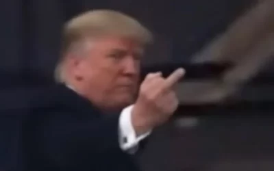 Trump hace seña obscena a un trabajador de Ford que le gritó ‘protector de pedófilos’