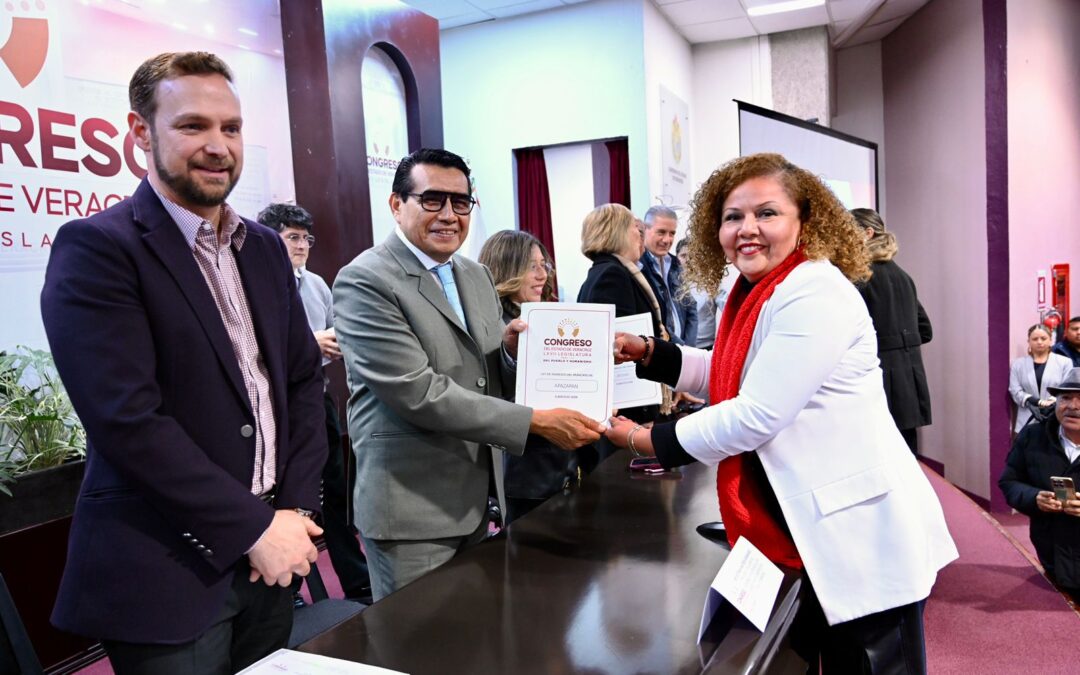 Entrega Congreso del Estado leyes de ingresos a municipios de Veracruz