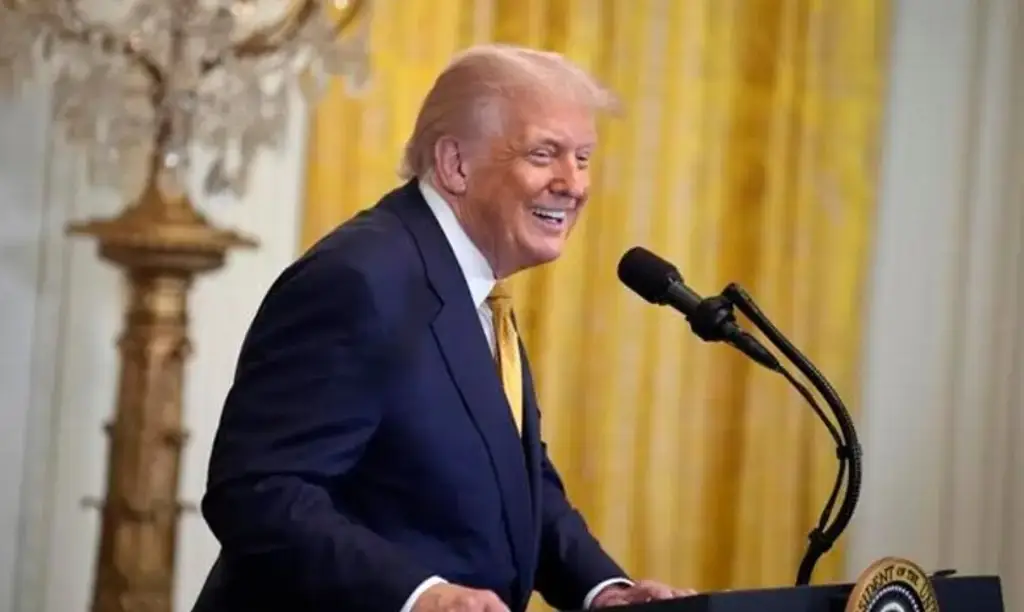 Entra en vigor el nuevo arancel global del 15% impuesto por Trump tras revés en el Supremo