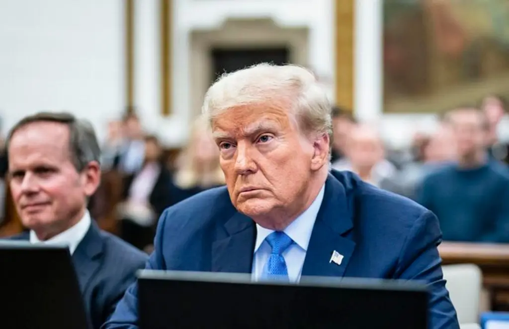 Trump firma decreto que obliga a bancos a investigar transferencias de migrantes