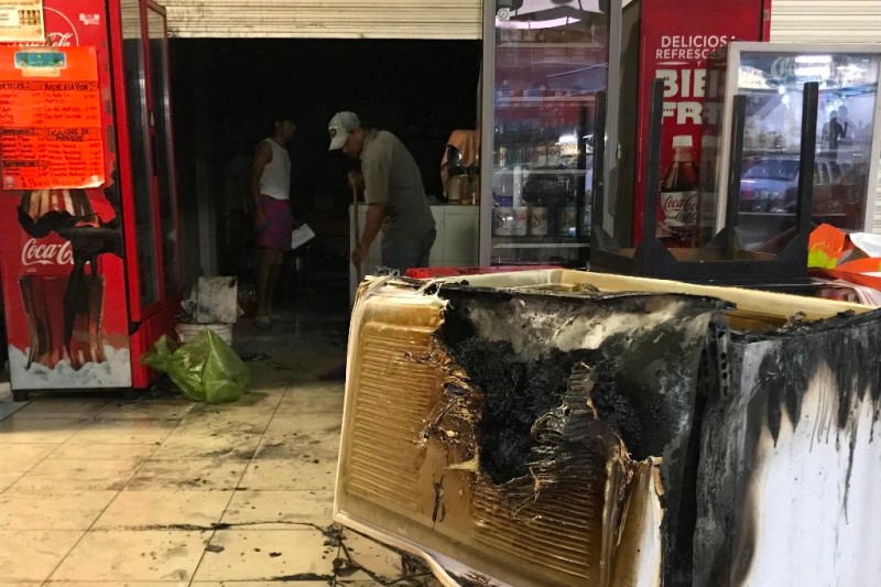 Por descuido de trabajador, se incendia local en mercado de pescadería, en Veracruz