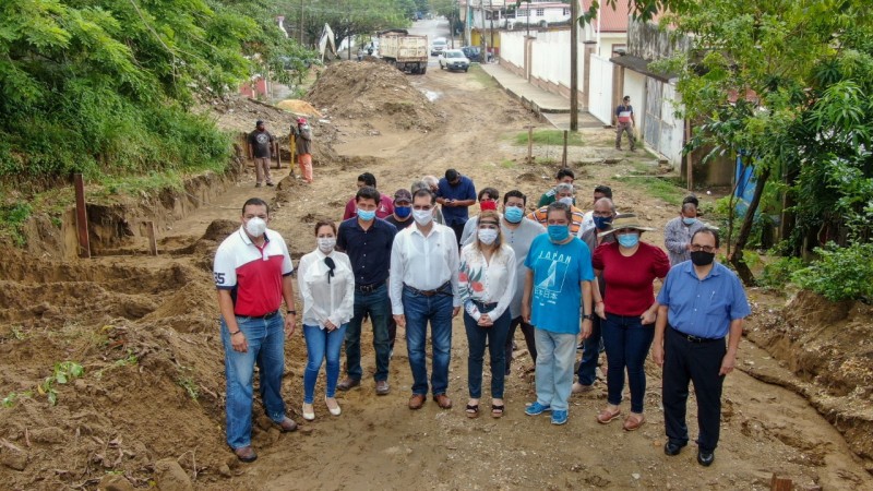 Supervisan trabajos de pavimentación de la calle Pino Suárez en Coatzacoalcos