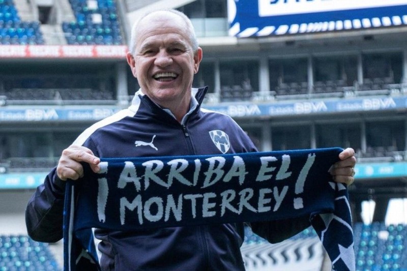 Javier Aguirre asiste a fiesta y es separado de Rayados